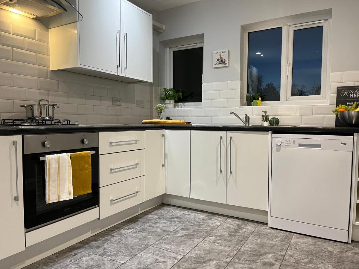 Дом отдыха Three Bedroom With Garden *